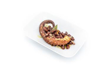 Fototapeta na wymiar Recette de poulpe au haricot vert et fèves, dans une assiette blanche, repas de restaurant gastronomique 