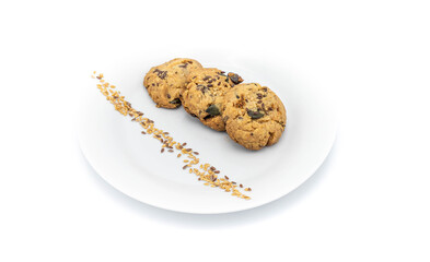 Cookies, biscuit au chocolat et avoine sur fond blanc 