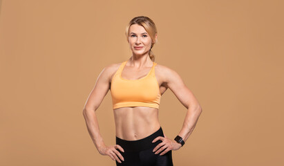 Obraz premium Sports blogger and modern workout during covid-19 lockdown