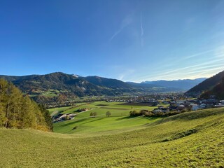 Wanderweg auf dem Heuberg  zum Kloster Benediktiner Abtei St. Georgenberg in der Nähe von Schwaz Vomp Fiecht Stans Tirol Österreich im Herbst