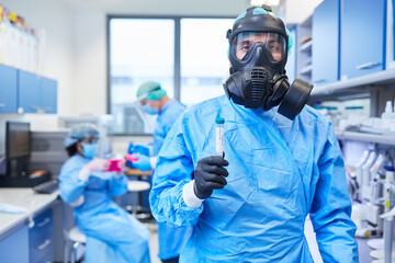 Forscher mit Schutzmaske im Labor bei Impfstoff Forschung