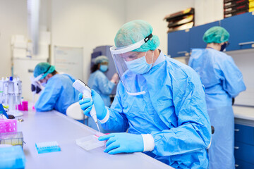 Mediziner Team analysiert Covid-19 Test Proben im Labor