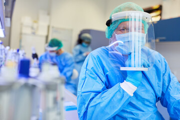 Mediziner arbeitet mit Schutzkleidung im Labor