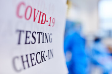 Covid-19 Test Check-In in Klinik bei Coronavirus Pandemie