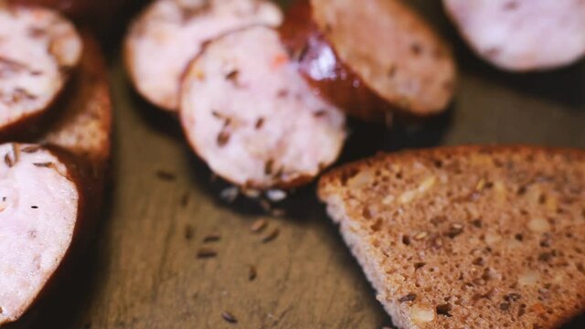 Sprinkle with cumin on the sliced sausage and bread. 