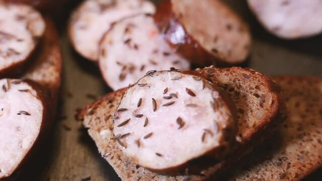 Sprinkle with cumin on the sliced sausage and bread. 