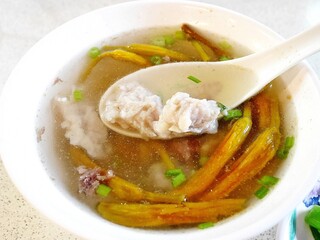 台湾料理の「金針赤肉湯」（金針菜のスープ）