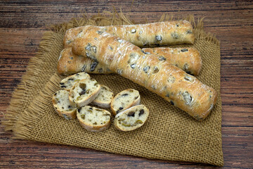 petit pain aux olives sur une table en bois