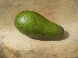 Palta sobre mesa de madera