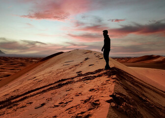 Silueta de un hombre en el desierto del sahara