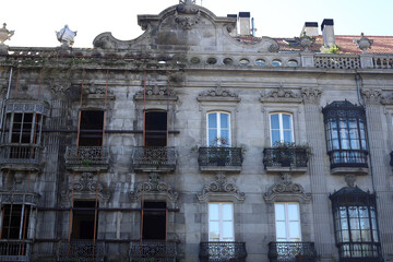 edificio en Vigo con parte restaurada y la otra no