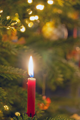 Brennende Kerze am Weihnachtsbaum