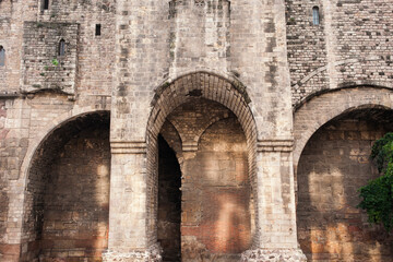 Fototapeta na wymiar Una parte de la muralla romana de Barcelona en la plaza de Ramon Berenguer el gran