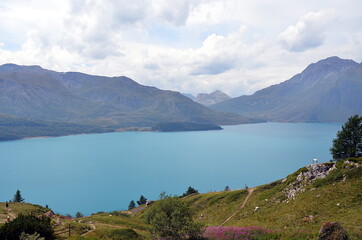 Lago entre Alpes franceses e italianos