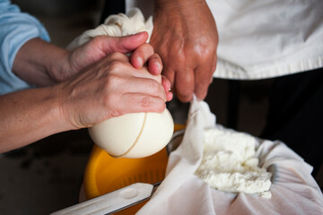 Elaboración de queso de cabra tradicional en el sur de Italia