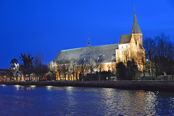 Obraz premium KALININGRAD, RUSSIA. Kanta Island Embankment with Koenigsberg Cathedral and Synagogue. Autumn evening