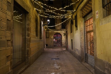 Fototapeta premium Calle del casco antiguo Barcelona por Navidad.