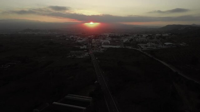 Vuelo aereo de drone al atardecer sobre un pueblo
