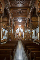 Interior de la iglesia Señora del Carmen del pueblo de Guatapé, Antioquia, Colombia 