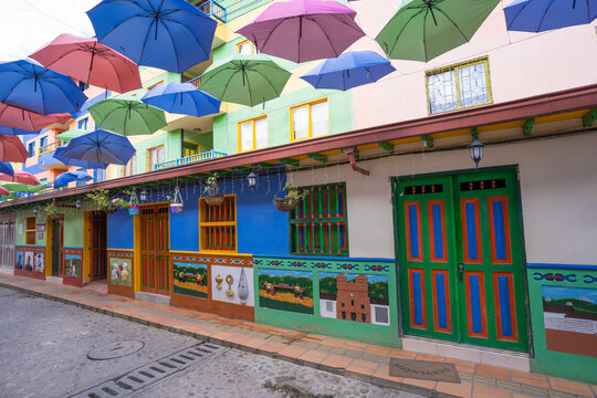 Sombrillas y Zocalos en Guatap&eacute;, uno de los mas hermosos pueblo de Colombia