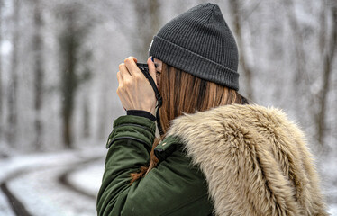 Frau geht in den verschneiten Wald