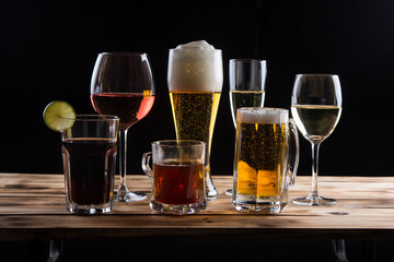 Gruppe Sammlung von Alkoholischen Getränken auf einer Bar - Cuba Libre, Rosé, Jager tee, Kristallweizen, Sekt, Pilsener, Bier, Weißwein, Gruppe, Familienbild Abstrakt, Party