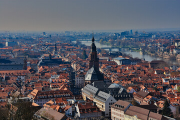 Fototapeta na wymiar Blick auf das Heidelberger Stadtzentrum mit dem Neckar im Hintergrund an einem klaren sonnigen Spätnachmittag
