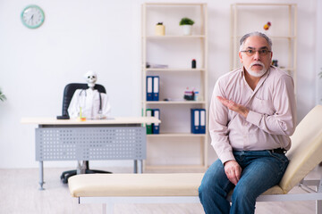 Fototapeta premium Old man visiting dead doctor