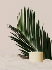 Minimaler Mockup-Hintergrund für die Produktpräsentation. Podium und grünes Palmblatt mit weißem Sandstrand auf beigem Hintergrund. 3D-Darstellung. Beschneidungspfad jedes enthaltenen Elements. © 3DJustincase