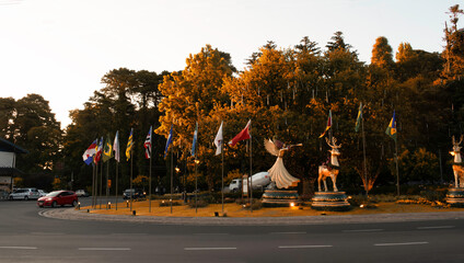 Praça Kikito em Gramado, no Rio Grande do Sul, em época de Natal com bandeiras rodeando a praça...