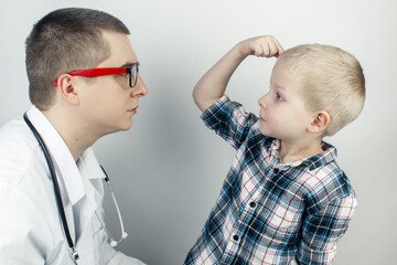 A boy complains to a traumatologist about a headache. Treatment of skull injuries and head bruises....