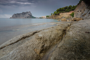Pe&ntilde;on de Ifach con unas rocas de primer plano