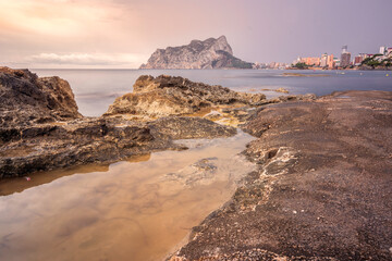 Pe&ntilde;on de Ifach con unas rocas de primer plano