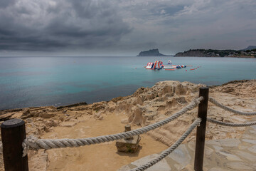 Pe&ntilde;on de Ifach con unas rocas de primer plano