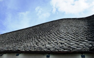 Toiture traditionnelle d'Auvergne en pierres volcanique.  