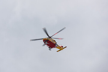 Fototapeta na wymiar elicottero in volo elicotteri soccorso soccorritori 