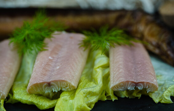 R&auml;ucheraal auf einer Schieferplatte