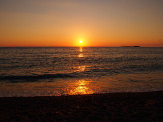 Obraz premium Sunset above the water on the beach in Alanya, Turkey.