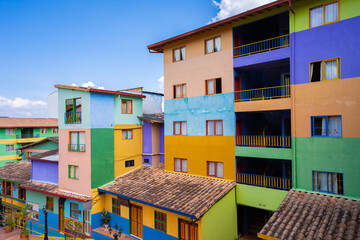 Arquitectura colorada en el pueblo de Guatap&eacute;, Antioquia, Colombia
