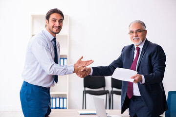Obraz premium Young male candidate employee meeting with old recruiter