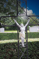 altes eisenkreuz mit der Jesusfigur Friedhof in Holland