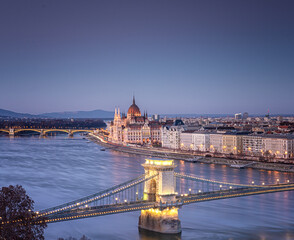 Fototapeta na wymiar View on the famous Chain Bridge, Budapest 