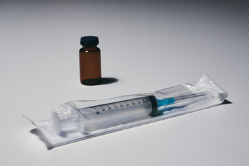 Jeringa y bote de medicina