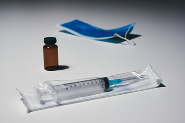 Jeringa y bote de medicina