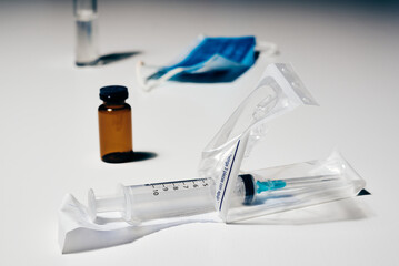 Jeringa y bote de medicina