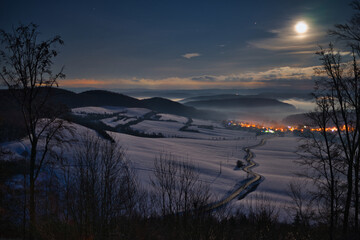 Winterlandschaft mit Mond aufgang