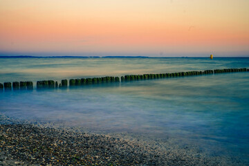 Polskie morze i plaża o wschodzie słońca