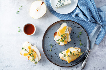 Blue cheese pear thyme toasts in a plate