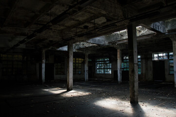Obraz premium Abandoned, empty industrial hall with dirty walls