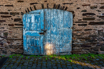 Fototapeta na wymiar old cellar door to the wine cellar